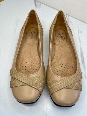 Life Stride Tan Crisscross Cushioned Ballet Flats Size 7M Comfortable